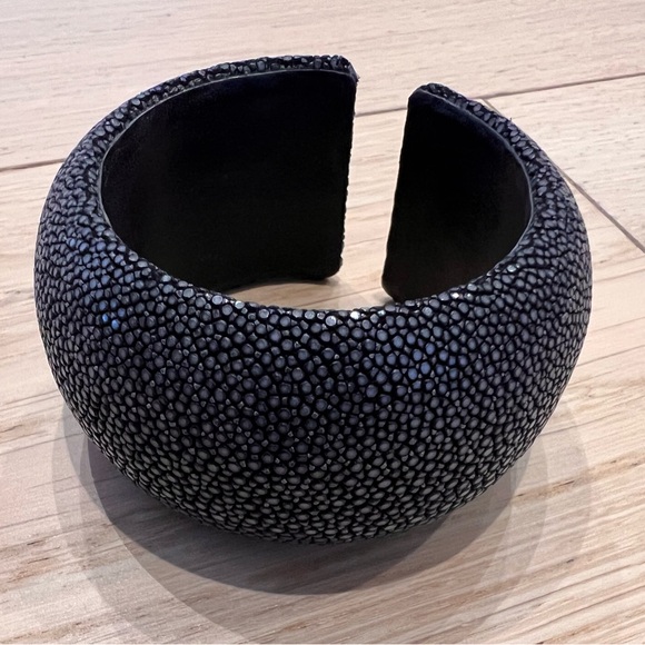 Shagreen bracelet in deep ink blue - Picture 3 of 8